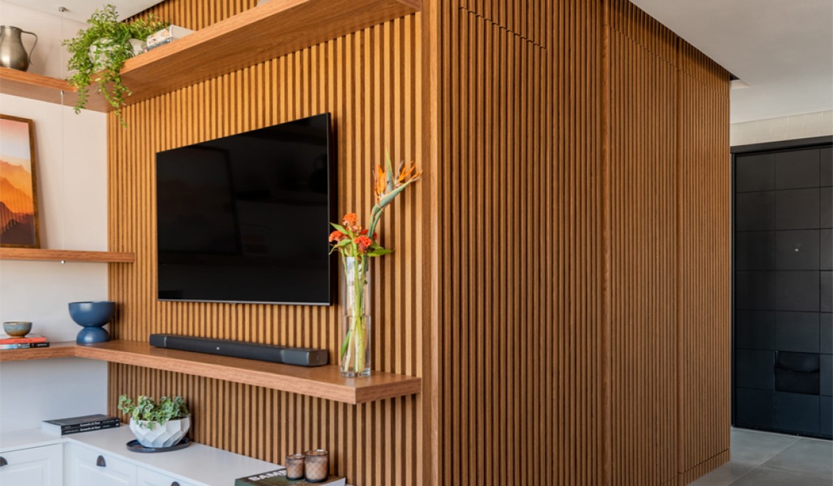 Soluções em marcenaria agregam funcionalidade, elegância e modernidade em reforma de apartamento com 74m²